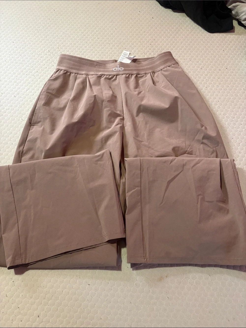 ALO Yoga women’s Jogger Pants in beige